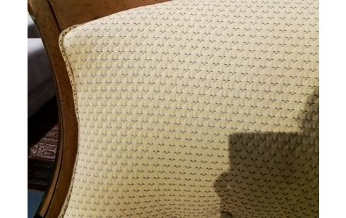 FAUTEUIL EN BOIS ET TISSUS JAUNE