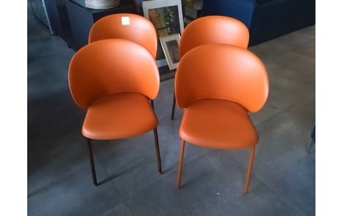 4 CHAISES PLASTIQUE ROUILLE .