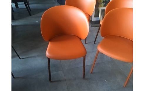 4 CHAISES PLASTIQUE ROUILLE .