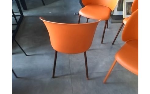 4 CHAISES PLASTIQUE ROUILLE .