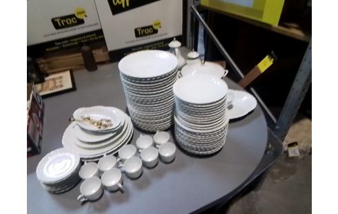 SERVICE DE TABLE LIMOGE DECOR FLEURS 69P