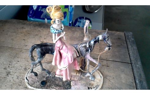 STATUETTE