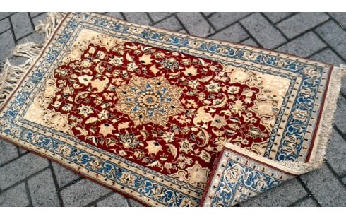 TAPIS NOUE MAIN BEIGE ROUGE BLEUE