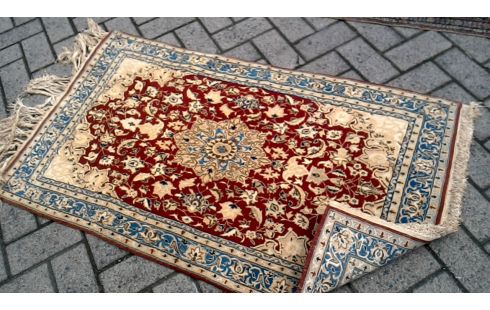 TAPIS NOUE MAIN BEIGE ROUGE BLEUE