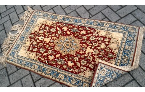 TAPIS NOUE MAIN BEIGE ROUGE BLEUE