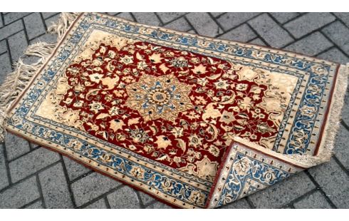 TAPIS NOUE MAIN BEIGE ROUGE BLEUE