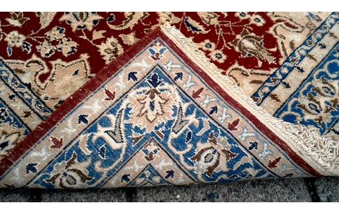 TAPIS NOUE MAIN BEIGE ROUGE BLEUE