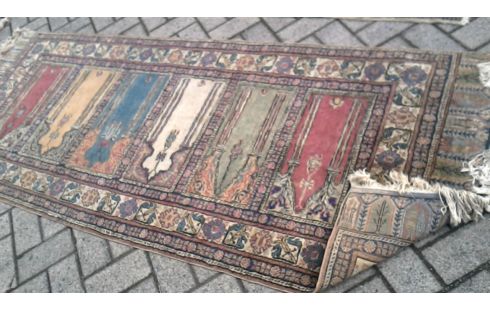 TAPIS NOUE MAIN BLEUE VERTE ROUGE