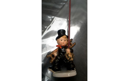 STATUETTE