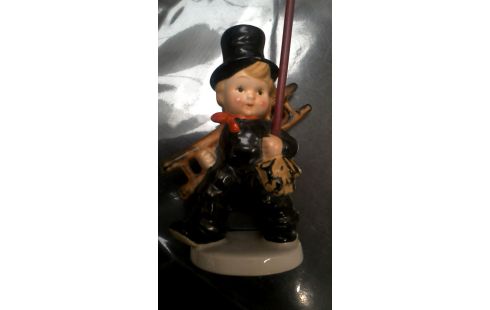 STATUETTE