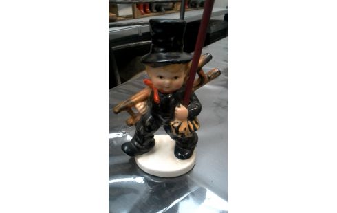 STATUETTE