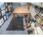 TABLE MANGE DEBOUT