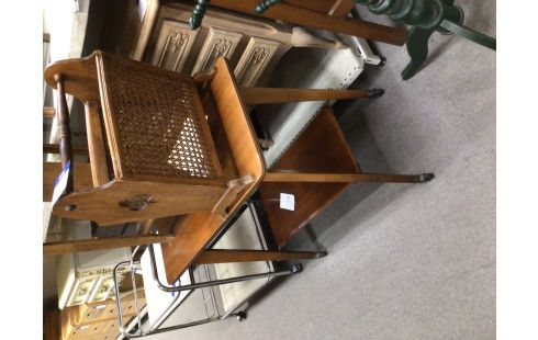 TABLE D'APPOINT SUR ROULETTES VINTAGE