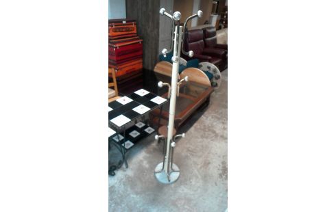 KLEIDERSTÄNDER IM VINTAGE-STIL