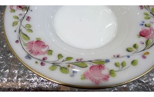 ASSIETTE EN OPALINE