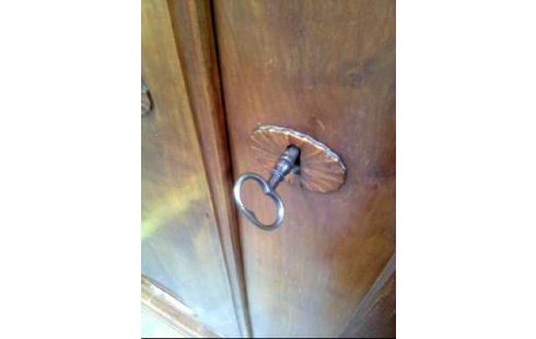 ARMOIRE CHAPEAU DE GENDARME