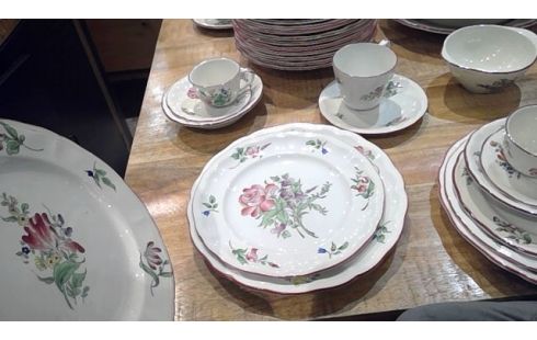 SERVICE DE TABLE LUNEVILLE 10 PERSONNES