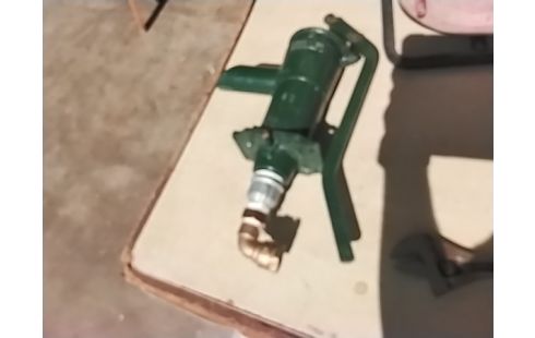 POMPE A EAU MANUELLE