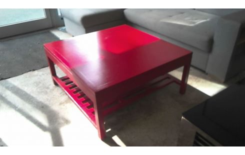 LAGE TAFEL ROOD IN DE STAAT
