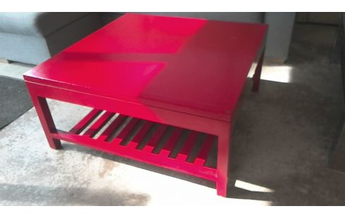 LAGE TAFEL ROOD IN DE STAAT