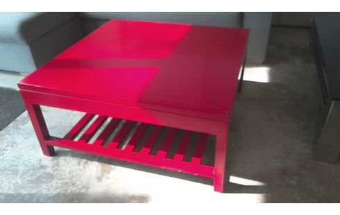 LAGE TAFEL ROOD IN DE STAAT