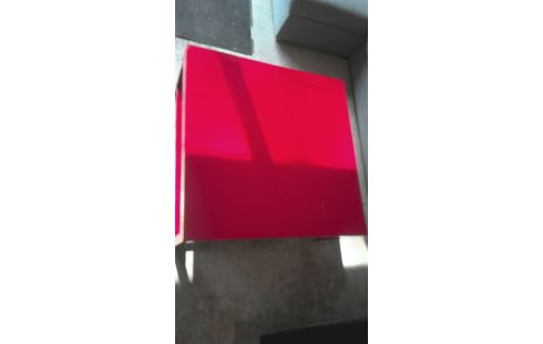LAGE TAFEL ROOD IN DE STAAT