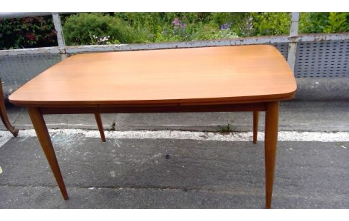 TISCH IM VINTAGE-STIL MIT