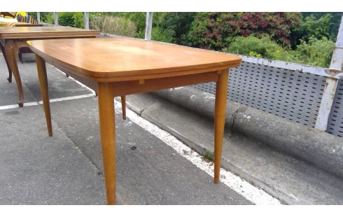 TISCH IM VINTAGE-STIL MIT