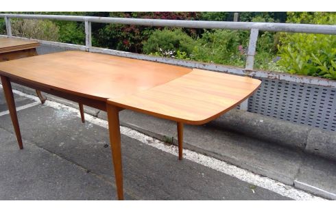 TISCH IM VINTAGE-STIL MIT