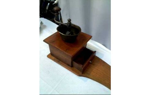 KAFFEEMÜHLE HOLZ AUF LÄNGL. HOLZBRETT