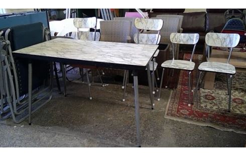 TABLE DE CUISINE EN FORMICA + 6 CHAISES