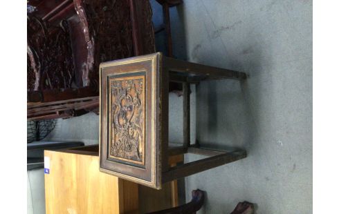 TABLE D'APPOINT ASIATIQUE SCULPTE