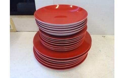 LOT D'ASSIETTES ROUGES GUY DEGRENNE