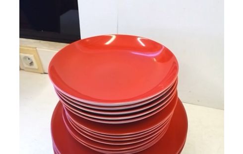 LOT D'ASSIETTES ROUGES GUY DEGRENNE