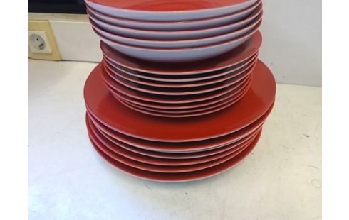 LOT D'ASSIETTES ROUGES GUY DEGRENNE