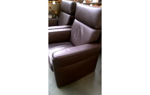 SILLÓN DE CUERO CLUB PARDO CUERO LA UNIDAD
