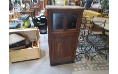 MEUBLE 1P SCULPTEE 2P VITREES