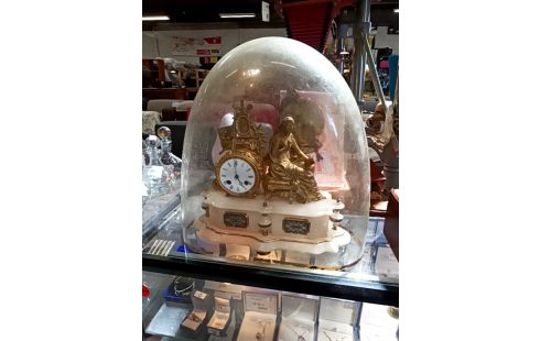 PENDULE RÉGULE DORÉ CLOCHE VERRE