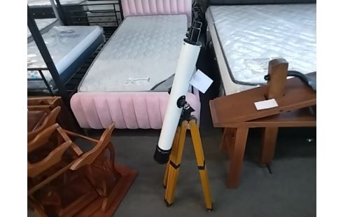 TELESCOPE SUR PIED