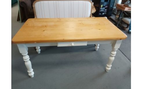 TABLE EN PIN BLANC