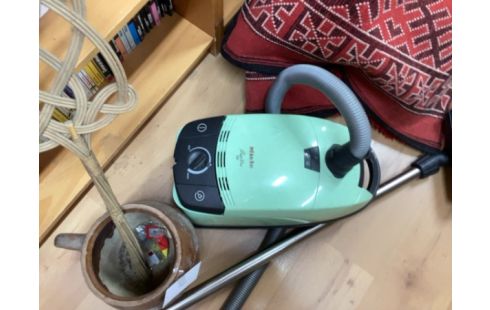ASPIRATEUR MIELE VERT