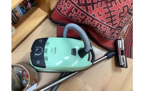 ASPIRATEUR MIELE VERT