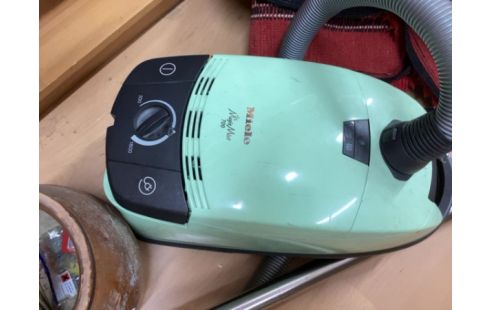 ASPIRATEUR MIELE VERT