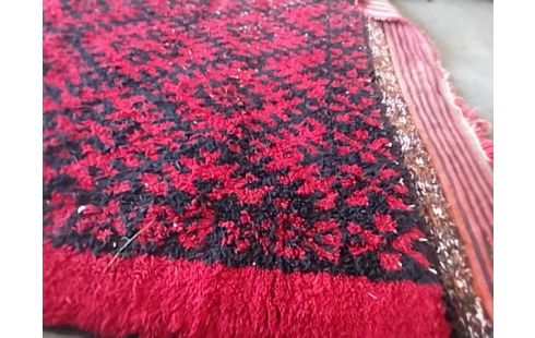 TAPIS POILS ROUGE 1M98/2M90