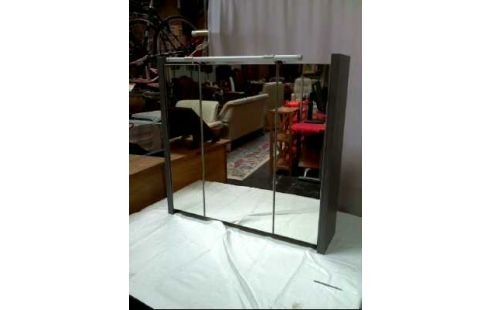 SPIEGELSCHRANK MIT
