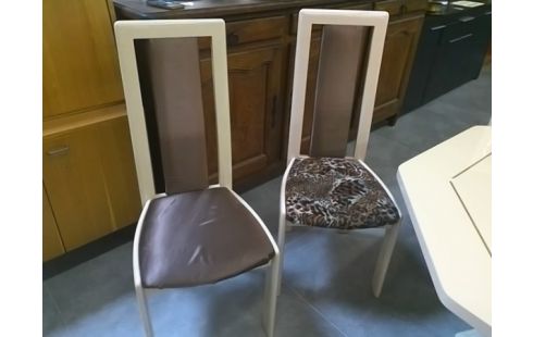 TABLE DE SALLE A MANGER OCTOGONALE LONGUE .+ 6 CHAISES / BLANC