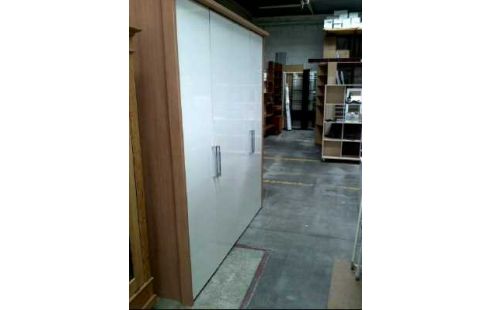 KLEIDERSCHRANK HOLZ 4-TÜR. WEIß-HOCHGLANZ