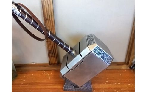 DECORATION MARTEAU DE THOR AVEC SOCLE