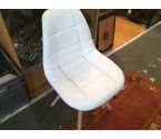 CHAISE MODERNE BLANCHE (USURE DESSUS)