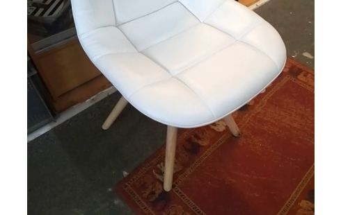CHAISE MODERNE BLANCHE (USURE DESSUS)